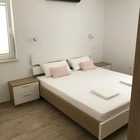 Nada Brodarica (Sibenik-Knin)