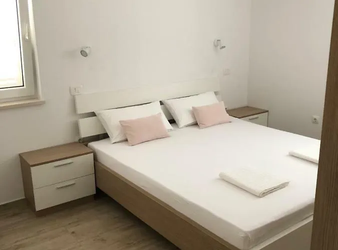 Nada Brodarica (Sibenik-Knin)